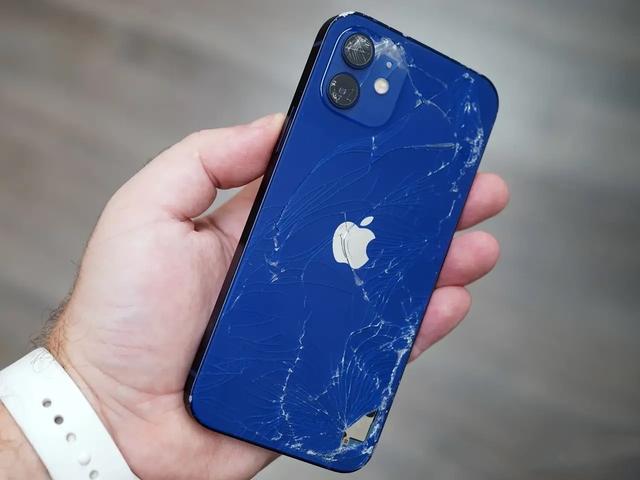 iPhone12蓝色版首摔，背面裂个稀碎，摄像头都未能幸免