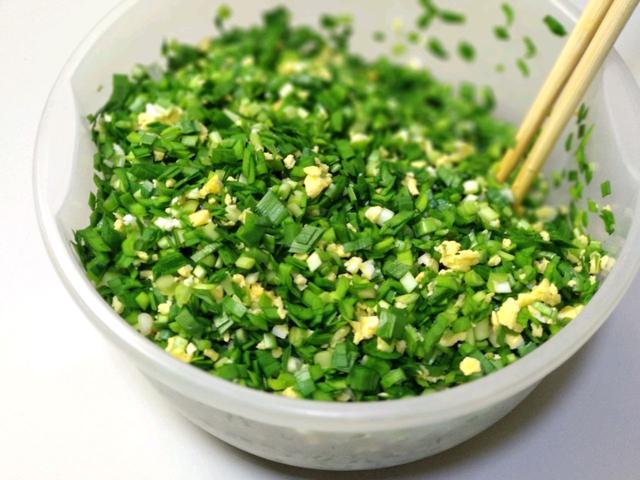 这样做的韭菜盒子，薄皮大馅，咬一口满嘴香，越吃越上瘾