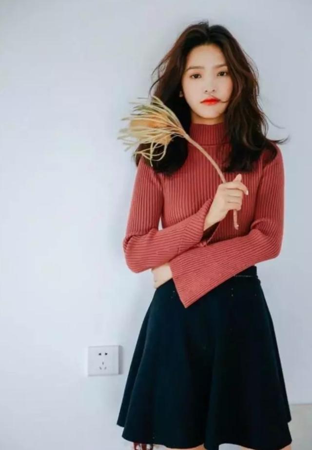 最时尚章若楠果然是甜甜的街拍女孩，针织上衣配短裙，美丽笑容甜到心