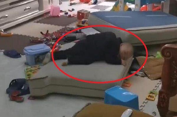 「小树丫」“佛系奶奶”带娃:两个熊孩子顽皮拆家,奶奶躲阳台淡定玩手机