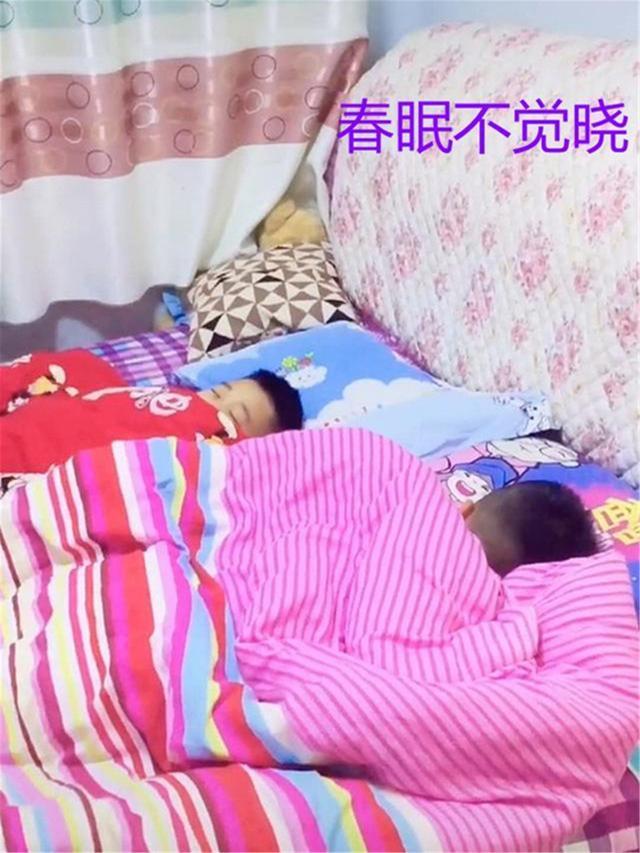 「超级宝妈」哥哥不写作业就睡觉，3岁妹妹帮倒忙画出“鬼画符”，宝妈被萌化