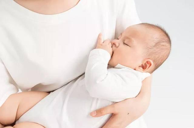 「超级宝妈」母乳喂养操作方法之两侧如何换着吃，这四种痛点，换法各不相同