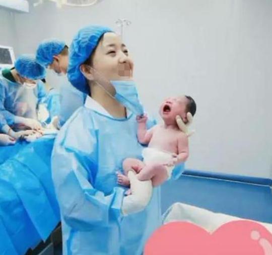 [超级宝妈]“猴急宝宝”走红，一出生就扯下美女护士的口罩，网友：看得清吗