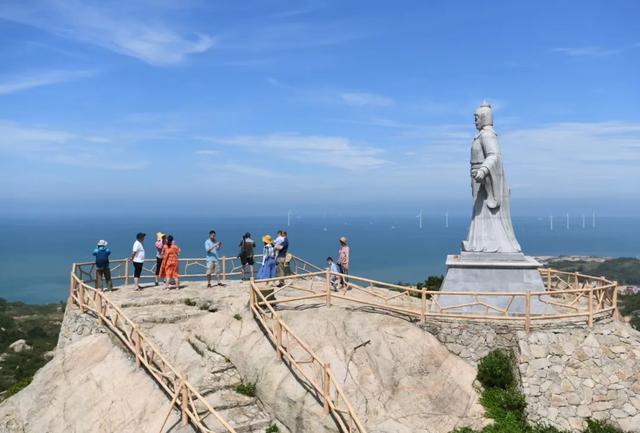 连绵数里,蔚为壮观,恍若一条巨龙横卧在南日岛间,故又名"九龙山"