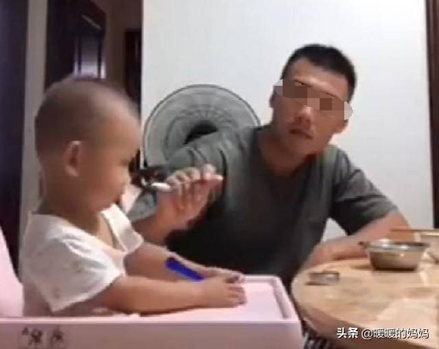 欢喜同堂|突逢下雨，爸爸把2岁女儿“举头顶”挡雨，网友：父爱如山体滑坡