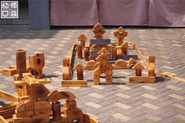 你的育儿经|当建构区搬到了户外，孩子能搭出一整个世界