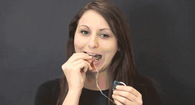 戴上这个神奇牙套，舌头就能当鼠标