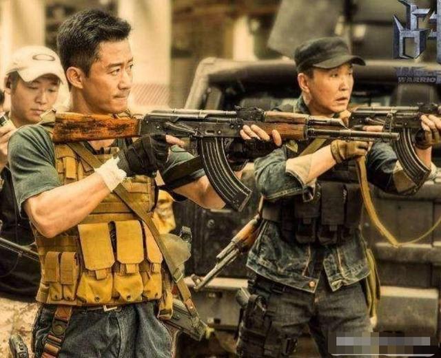 战狼：客车被炸毁时，谁注意到了墙上的广告？|影视交流地