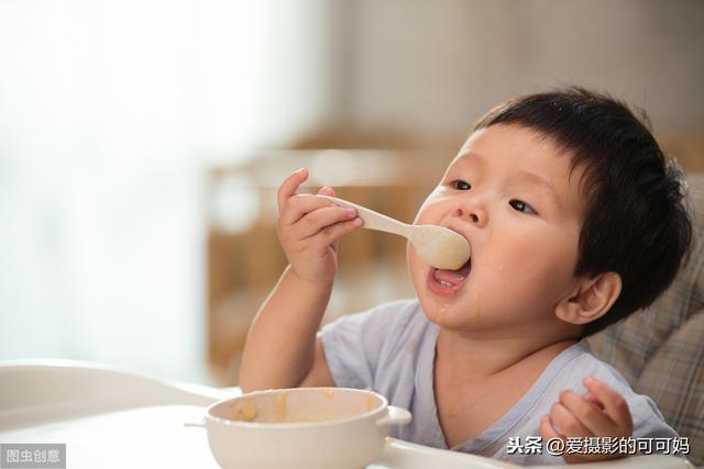 你的育儿经|给宝宝添加辅食，却不知道每天几点喂，只是在两餐奶之间喂就错了