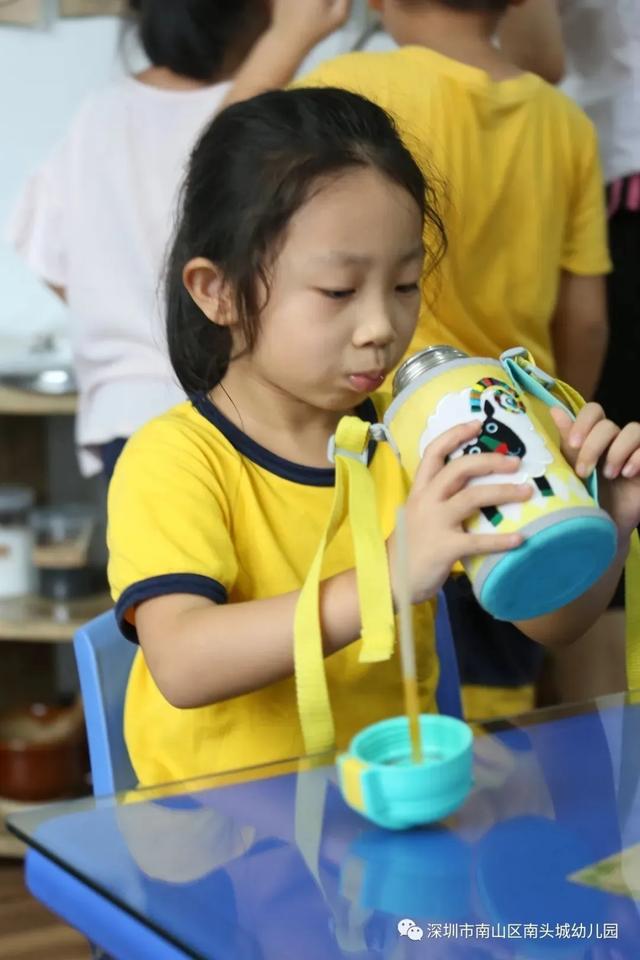 超级宝妈|谁说下雨天不能进行室外活动，这家幼儿园别出心裁做到了