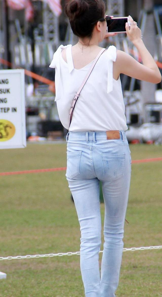 时尚探究社天蓝色牛仔裤搭配白色吊带上衣,小姐姐这样的穿法这么好看