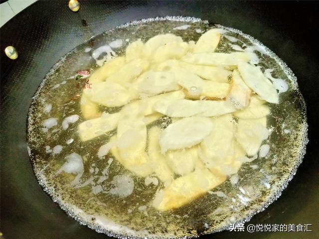 入冬后，学学用木耳炒这菜，脆嫩爽滑，温补不怕冷，多吃不长肉