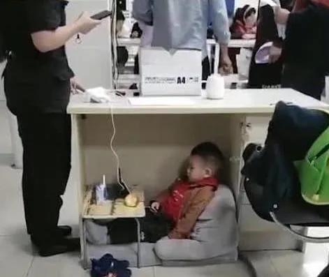 你的育儿经▲5岁男宝陪妈妈上班，不哭不闹超懂事，“丧偶式育儿”多可悲？