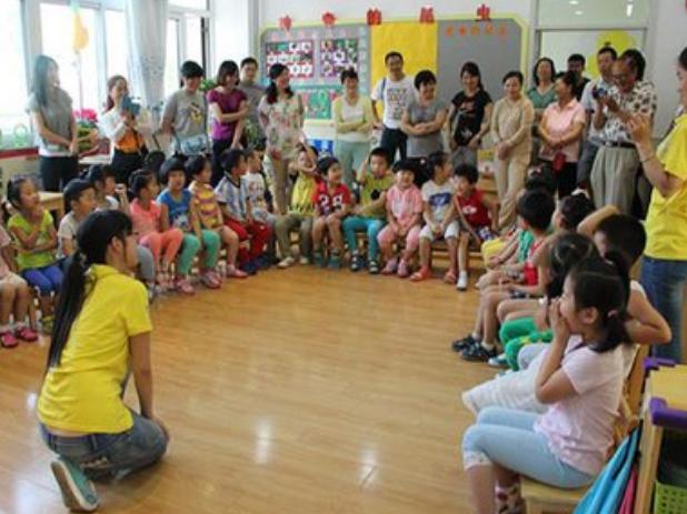 超级宝妈|老师发来幼儿园午睡照片，宝妈看后怒火心中烧：老师给个说法