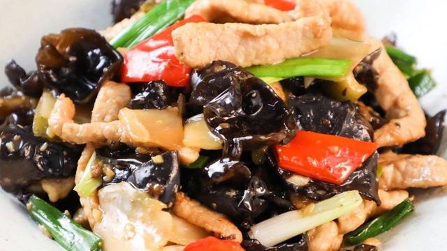 教你好吃又解馋的葱烧木耳炒肉，营养美味超下饭，不愁孩子没胃口