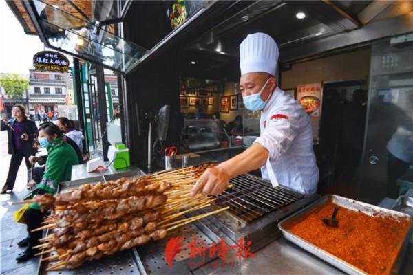 猪肉|宽厚里网红猪肉大串“出圈”：单店一年卖出近60万串，相当于900余头猪