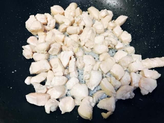 家常版的宫保鸡丁，做法简单，香辣开胃，看着就很有食欲