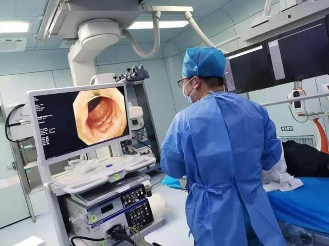 阑尾炎不开刀也能治！榆林成功实施首例内镜下逆行阑尾炎治疗术
