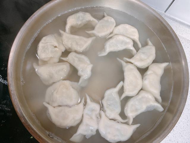 荠菜馅饺子怎么调最好吃？教你3招，荠菜翠绿不发黄，鲜嫩多汁