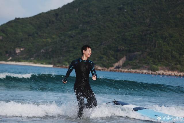李现分享海上冲浪照片 乘风破浪的男孩爱了爱了资讯早知道