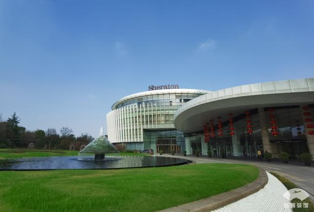 #旅行柚子君#入住外号“马桶圈”的五星酒店，因造型奇特成为地标，内部挺豪奢