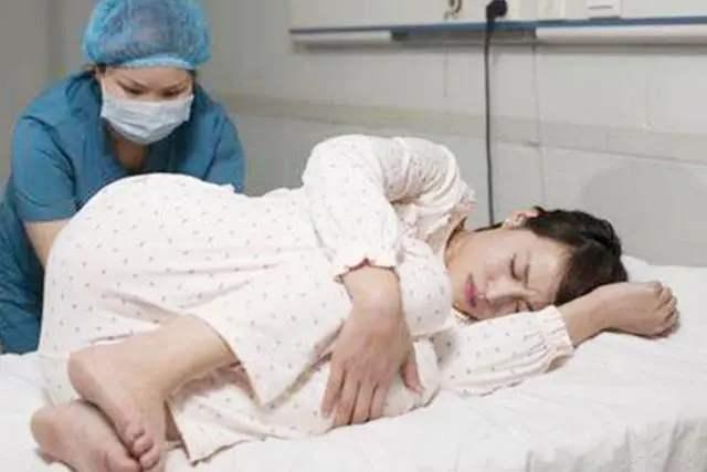 「超级宝妈」“霸气”产妇全网走红，顺产完直接走回病房，网友：女王得胜归来