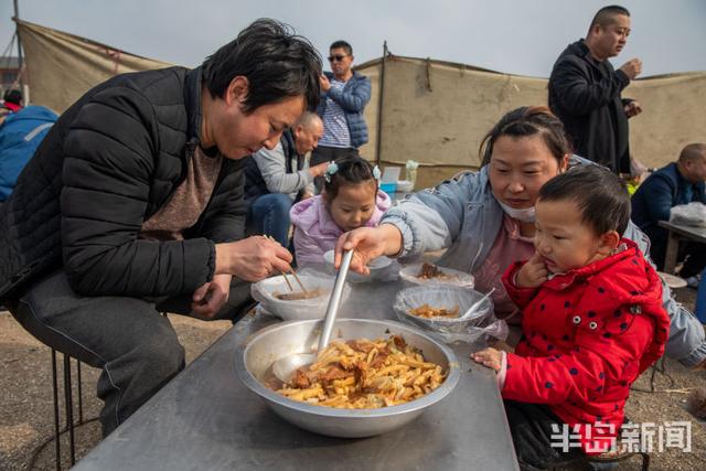 馋！满满一锅海鲜烩饼，隔着屏幕看都香