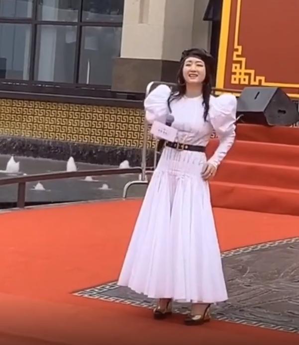 天上星|看惯了杨钰莹的修图脸，再看抓拍的真实照，差距太大很打脸