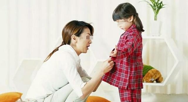 「你的育儿经」孩子裤子里拽出一物，笑翻幼儿园老师，网友：爸爸等着跪搓衣板吧
