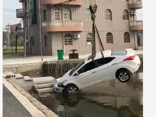 女司机首次上路，一脚油门开进池塘，拖车时又出意外