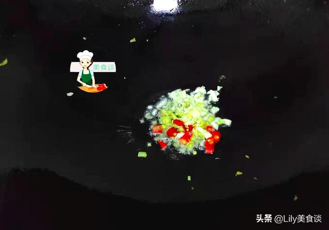 冷天，家人最爱吃这菜，酸辣嫩滑，不放肉也很鲜香，炒一盘不够吃