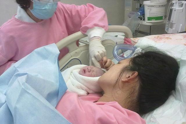 【天使宝贝】“社会宝宝”名至实归,出生第一件事是和妈妈握手,秀儿是你吗