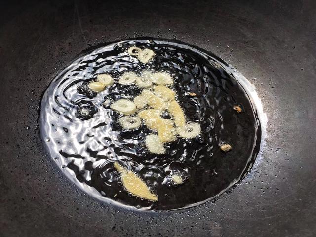 洋葱和它是“绝配”，简单一炒，香辣入味，一口接一口停不下来