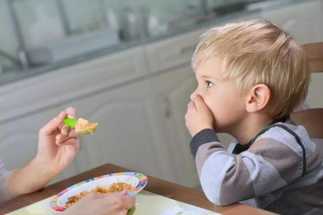 几种食物堪称“幼儿杀手”，既伤脾胃还耽误长个，家长别再喂了