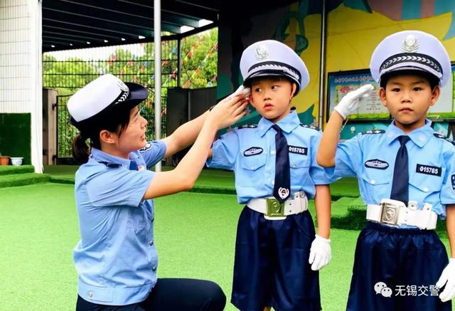 超级宝妈|儿童节快乐丨交警叔叔,永远守护在你身边(开启线上交通安全体验课)