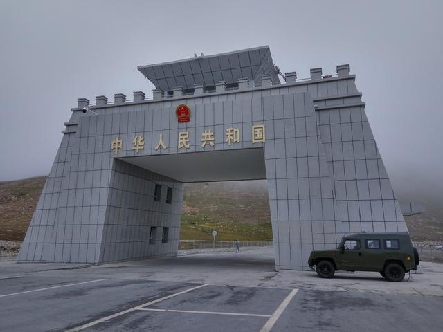 【旅行百事通】中国最霸道县城：与三个国家接壤，邻国游客在中国国门前争先合影