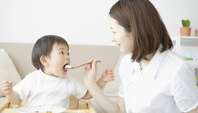 宝宝多大可以吃大人饭？满足俩条件，有几种食物尽量不吃，伤脾胃