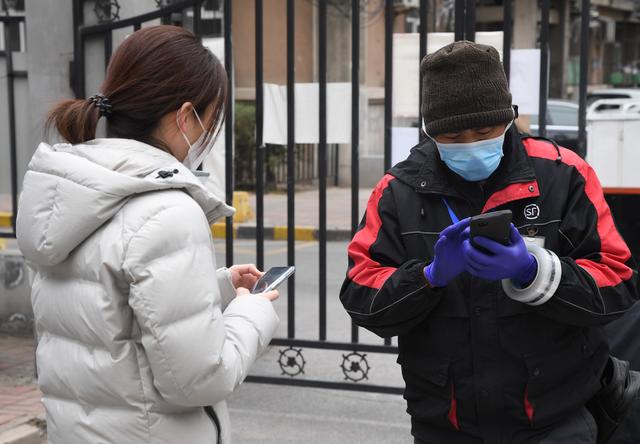 新华社▲北京海淀：快递小哥进社区 多措并举促安全
