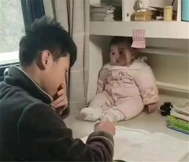 【你的育儿经】哥哥边写作业边带娃，把妹妹当“吉祥物”，俩孩子相处模式太甜了