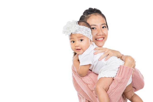 「超级宝妈」孩子会走路却要大人抱，越大越懒？若拥抱次数不达标，别责怪孩子