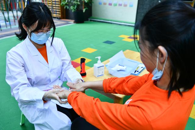 『超级宝妈』为开学做准备!广州海珠南华西街天汇幼儿园开展疫情防控应急演练