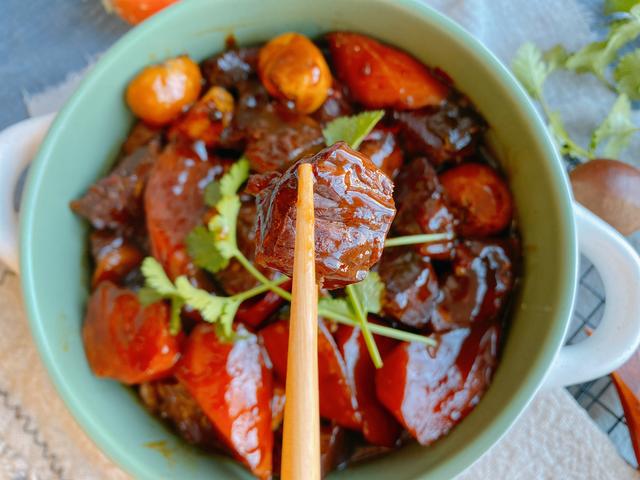 年夜饭之红烧牛肉，掌握3个技巧，做好的肉颜色红亮，软糯不塞牙