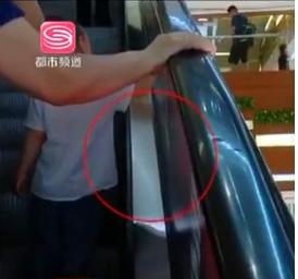你的育儿经|危险！2岁女孩因它被悬空挂在电梯门上！快收下这份乘梯安全指南@所有家长