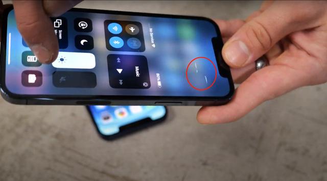 3米摔下屏幕依旧完好！iPhone 12跌落测试，真的很抗摔