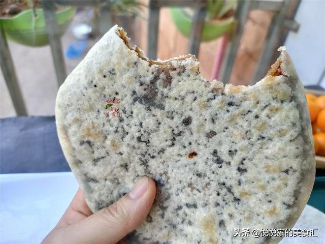 孩子爱吃软饼，搅一搅就能做，3分钟烙一锅，柔软筋道糖汁不乱淌