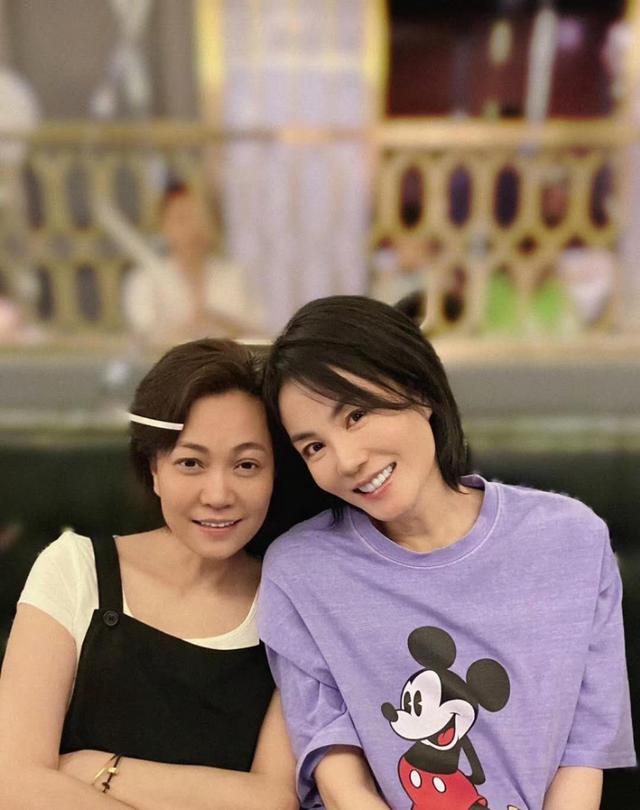 王菲庆李嫣14岁生日,母女同框似姐妹,李嫣竟用妈妈表情包手机壳|电影工厂