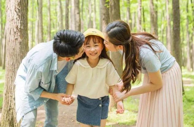 你的育儿经：3岁女儿帮妈妈“清洗”化妆品，宝妈看后欲哭无泪：我真的好难
