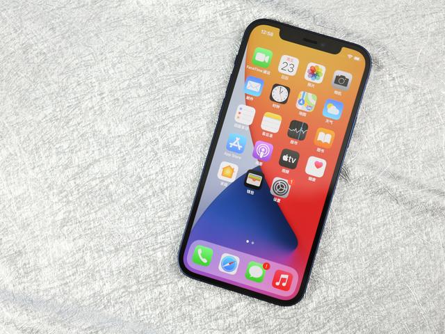 iPhone 12蓝色版实拍图赏：真·五彩斑斓的蓝