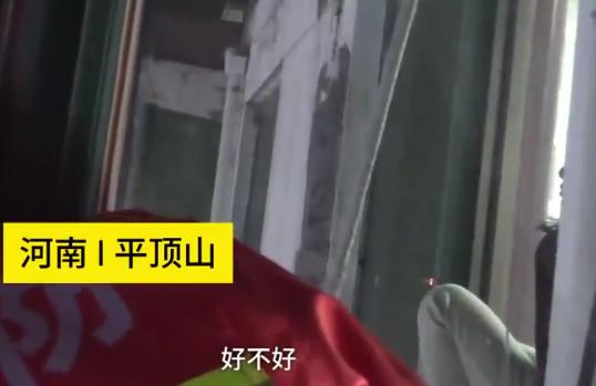 #你的育儿经#儿子不写作业，母亲气到跳楼相逼！被消防员劝阻，小孩下跪认错