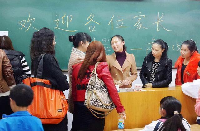 去参加家长会，穿衣打扮不能小觑！这三种父母会让娃“抬不起头”